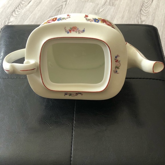 VINTAGE CHINA TEA SET, CUPS, SAUCERS, AND TEA POT. - Picture 6 of 7